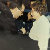 Elsa Vela recibió la insignia de oro de Onda Cero en el año 1995