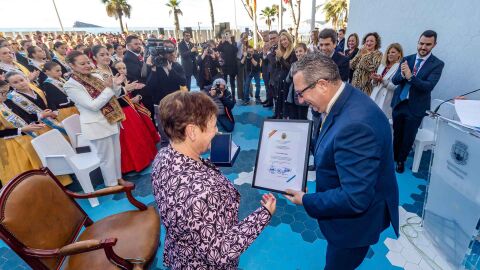 Benidorm entrega a María Botella, presidenta de Anémona, la Medalla Corporativa de Benidorm. Benidorm entrega a María Botella, presidenta de Anémona, la Medalla Corporativa de Benidorm.