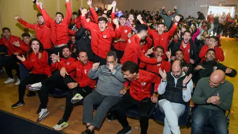 Los jugadores, el entrenador y aficionados del Barbastro celebran verse emparejados con el FC Barcelona en los dieciseisavos de la Copa del Rey este lunes. EFE/ Javier Blasco Los jugadores, el entrenador y aficionados del Barbastro celebran verse emparejados con el FC Barcelona en los dieciseisavos de la Copa del Rey este lunes. EFE/ Javier Blasco