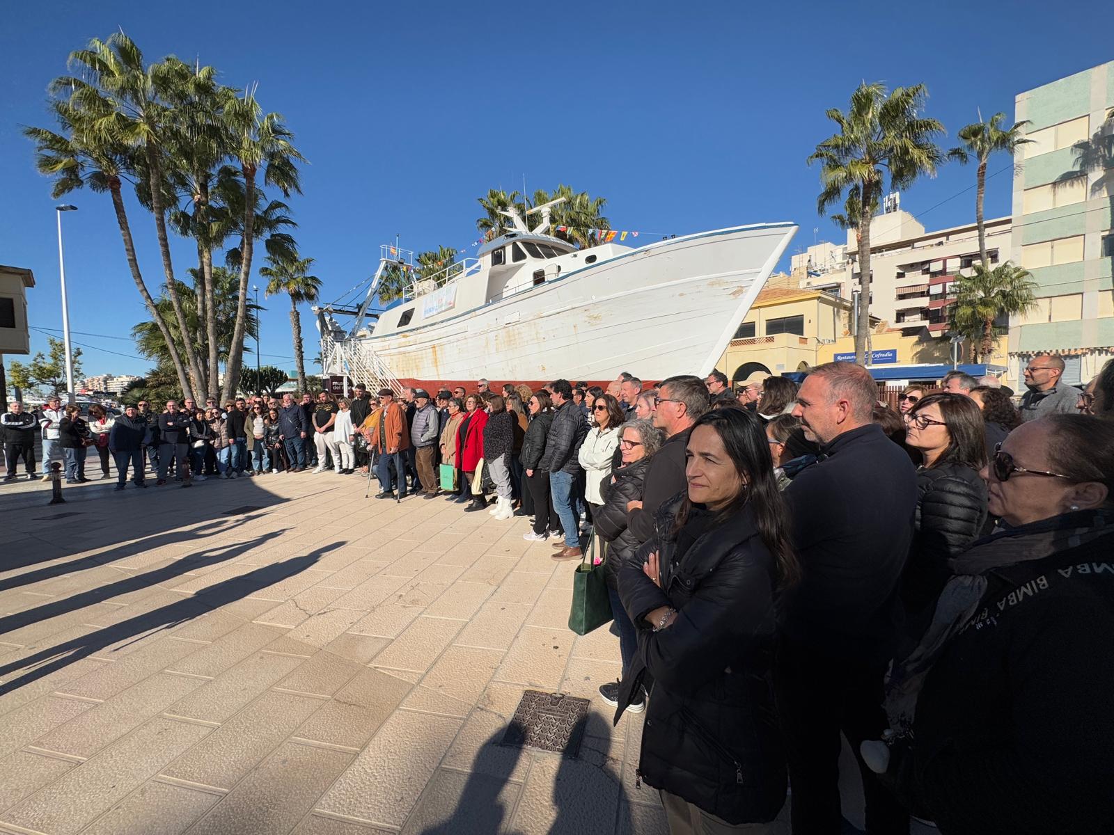 Santa Pola exhibe indignación por la intención de la UE de recortar los días de pesca de arrastre Santa Pola exhibe indignación por la intención de la UE de recortar los días de pesca de arrastre