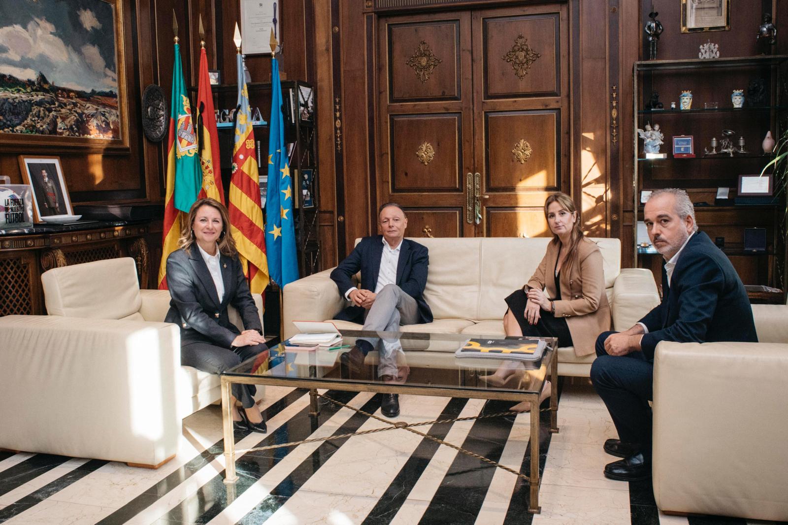 Empresarios y Ayuntamiento apuestan por la nueva zona industrial LogistiCS, la mayor superficie industrial de todo el Arco Mediterráneo Empresarios y Ayuntamiento apuestan por la nueva zona industrial LogistiCS, la mayor superficie industrial de todo el Arco Mediterráneo
