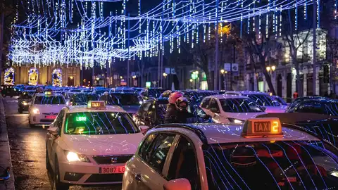 Imagen de archivo de varios taxis en el centro de Madrid en Navidad Imagen de archivo de varios taxis en el centro de Madrid en Navidad