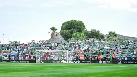 Aficionados del Elche en el derbi del Nuevo Pepico Amat en el curso 2023-2024. Aficionados del Elche en el derbi del Nuevo Pepico Amat en el curso 2023-2024.