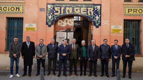 Las autoridades posan ante el antiguo edificio Singer en la presentaci&oacute;n del nuevo proyecto 