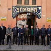 Las autoridades posan ante el antiguo edificio Singer en la presentación del nuevo proyecto Las autoridades posan ante el antiguo edificio Singer en la presentación del nuevo proyecto