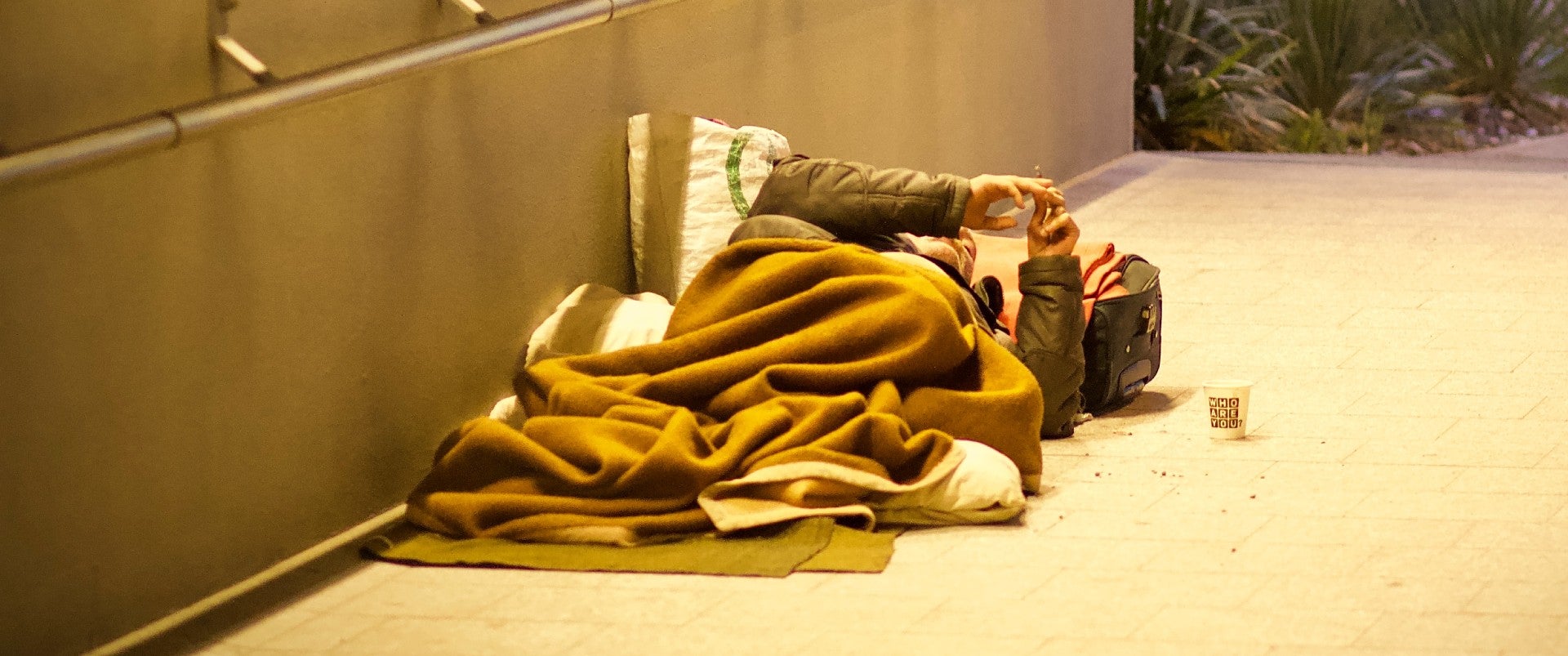 El problema de los 'sin techo' en Zaragoza colma la paciencia de los vecinos de Parque Bruil El problema de los 'sin techo' en Zaragoza colma la paciencia de los vecinos de Parque Bruil
