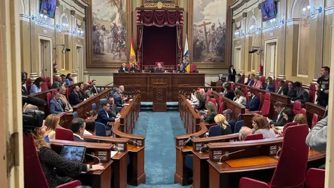 Parlamento de Canarias durante una sesión plenaria. Parlamento de Canarias durante una sesión plenaria.