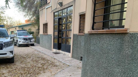 Palos recogidos en la Oficia Comarcal de Agentes Forestales de Alcal&aacute; recogidos tras el ataque a la sede