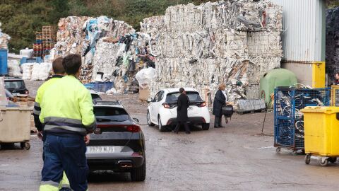 Agentes de la POlic&iacute;a Nacional ante la planta en la que ha aparecido el cuerpo