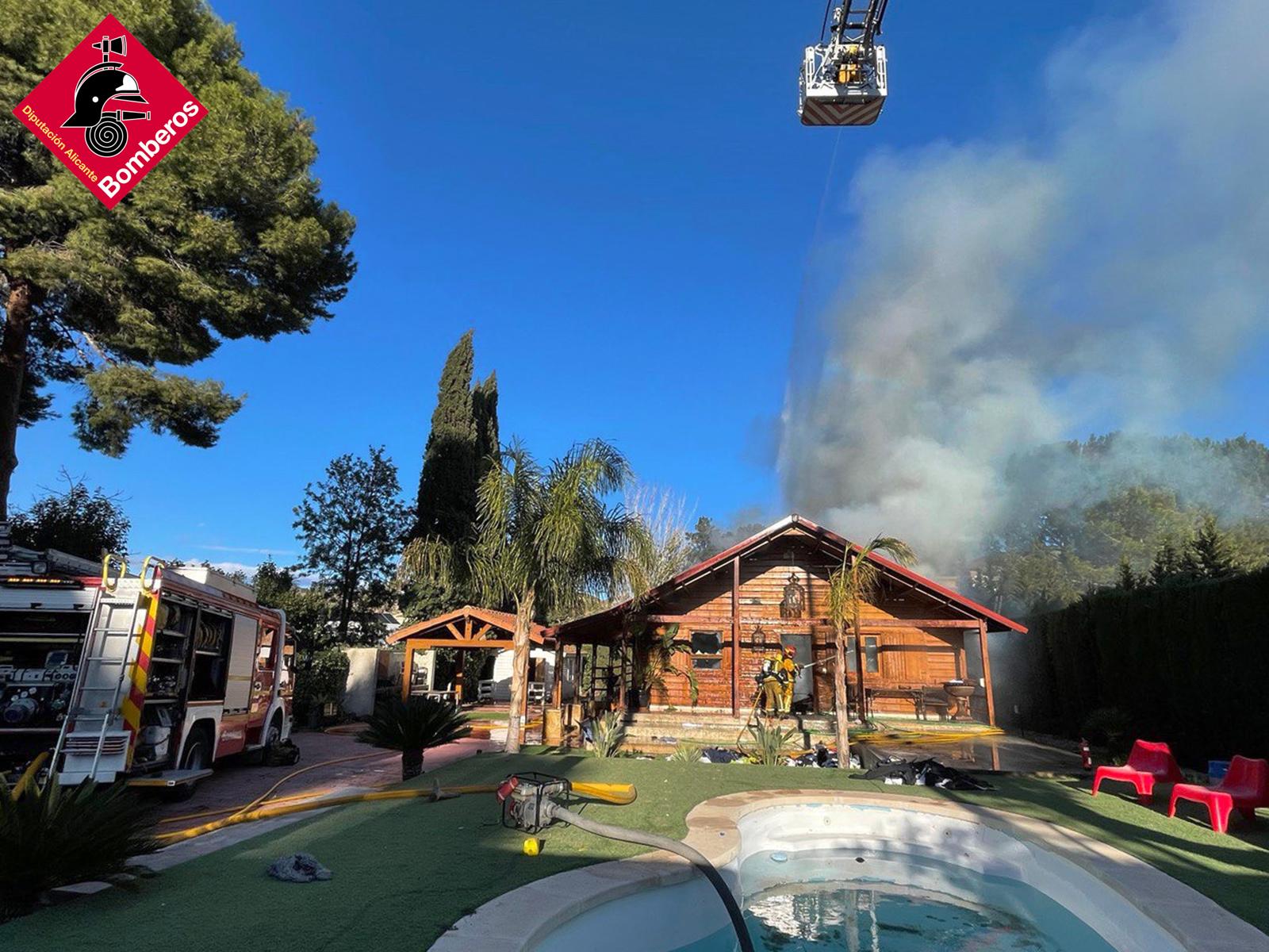 Los servicios sanitarios asisten a tres personas en Petrer tras el incendio en una casa de madera Los servicios sanitarios asisten a tres personas en Petrer tras el incendio en una casa de madera