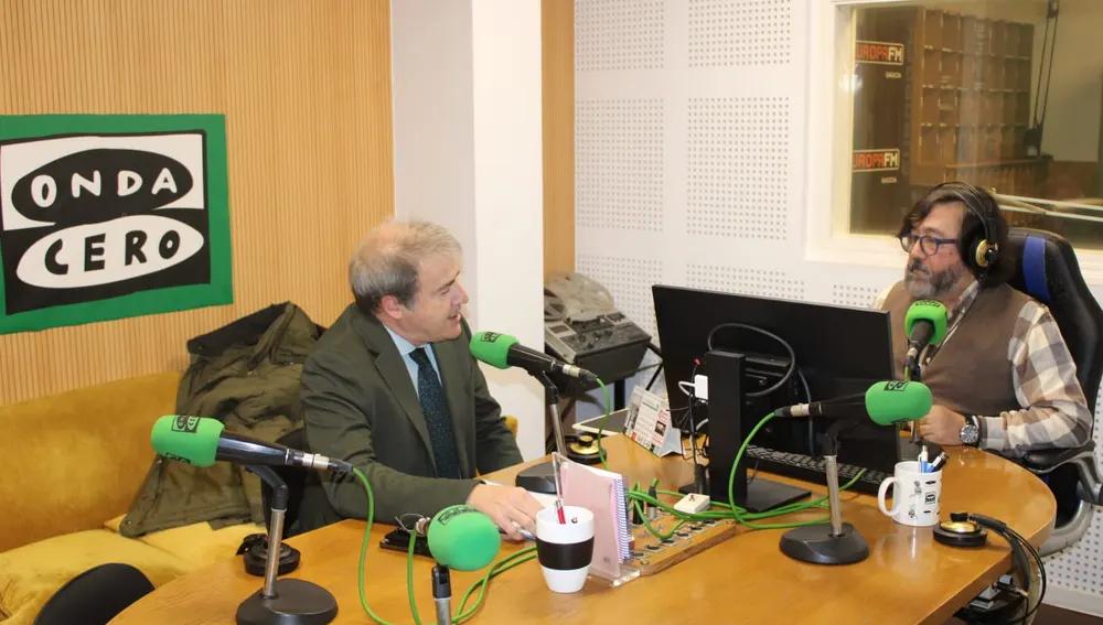 Manuel Pardo, en los estudios de Onda Cero Ourense Manuel Pardo, en los estudios de Onda Cero Ourense