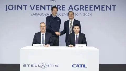 Stellantis construirá una gigafactoría de baterías eléctricas en la planta zaragozana de Figueruelas Stellantis construirá una gigafactoría de baterías eléctricas en la planta zaragozana de Figueruelas