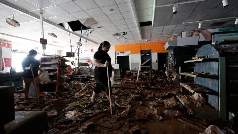 Interior de un supermercado arrasado por la dana en la localidad de Paiporta, Valencia.