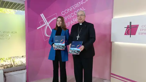 El secretario general de la CEE y la directora de la Oficina de Transparencia con la Memoria de la Iglesia 2023. El secretario general de la CEE y la directora de la Oficina de Transparencia con la Memoria de la Iglesia 2023.