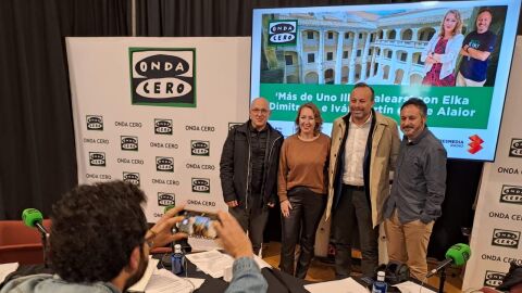 El Alcalde de Alaior, Jos&eacute; Luis Benejam, junto a los redactores de Onda Cero, Iv&aacute;n Mart&iacute;n y Elka Dimitrova, y el director gerente de la Agencia de Estrategia Tur&iacute;stica de Baleares, Pere Joan Planas.