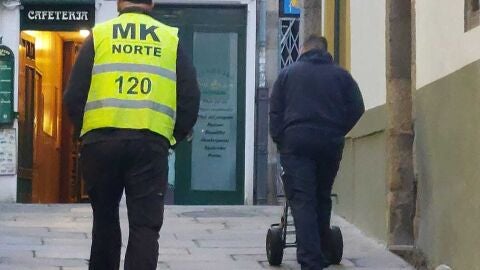 Recepcionistas de mercanc&iacute;as en el casco hist&oacute;rico y hosteleros compostelanos valoran positivamente el inicio del nuevo sistema de reparto