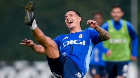 10-12-2024 Seoane sonr&iacute;e en un entrenamiento del Oviedo