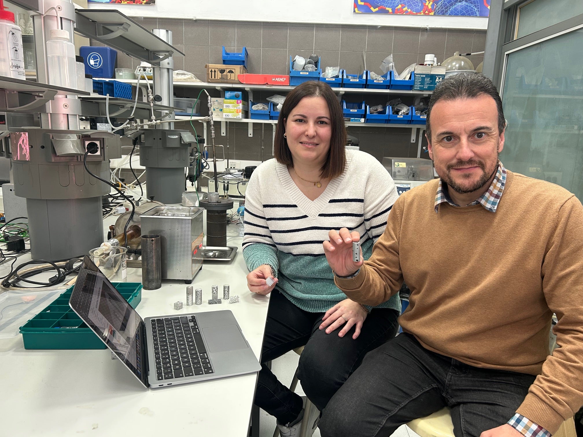 La Universidad de Alicante desarrolla un nuevo material que mejora el enfriamiento de los aparatos electrónicos La Universidad de Alicante desarrolla un nuevo material que mejora el enfriamiento de los aparatos electrónicos