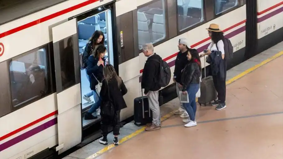 Viajeros bajando y subiendo de un tren de Renfe Cercanías Viajeros bajando y subiendo de un tren de Renfe Cercanías