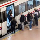 Viajeros bajando y subiendo de un tren de Renfe Cercanías