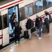 Viajeros bajando y subiendo de un tren de Renfe Cercanías Viajeros bajando y subiendo de un tren de Renfe Cercanías