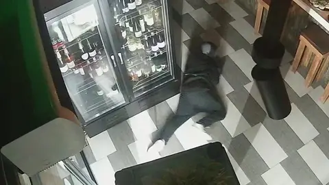 Uno de los ladrones arrastrándose como un reptil Uno de los ladrones arrastrándose como un reptil