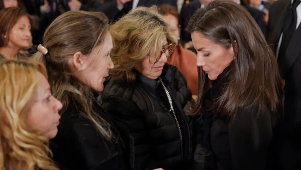 Rosa María Álvarez, que perdió a su padre en la DANA, habla con la reina Letizia tras el funeral por las víctimas/ EFE/Kai Försterling Rosa María Álvarez, que perdió a su padre en la DANA, habla con la reina Letizia tras el funeral por las víctimas/ EFE/Kai Försterling
