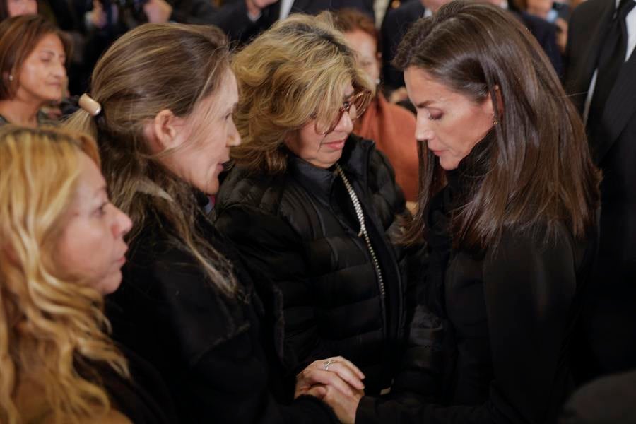 Lo que la reina Letizia le dijo a Rosa María en el funeral por las víctimas de la DANA: "Si yo pudiese hablar...." Lo que la reina Letizia le dijo a Rosa María en el funeral por las víctimas de la DANA: "Si yo pudiese hablar...."