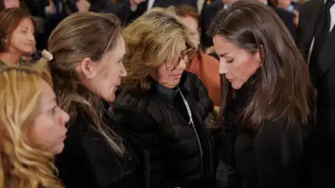 Rosa María Álvarez, que perdió a su padre en la DANA, habla con la reina Letizia tras el funeral por las víctimas Rosa María Álvarez, que perdió a su padre en la DANA, habla con la reina Letizia tras el funeral por las víctimas/ EFE/Kai Försterling