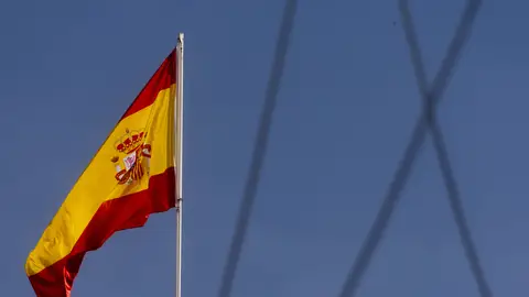 Bandera española izada