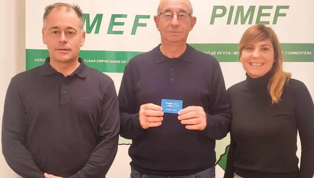 Francisco Marí Mayans, en el centro, con su tarjeta premiada. Francisco Marí Mayans, en el centro, con su tarjeta premiada.