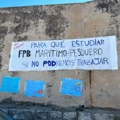 Cartel de protesta colgado en la manifestación de ayer en el puerto de Villajoyosa