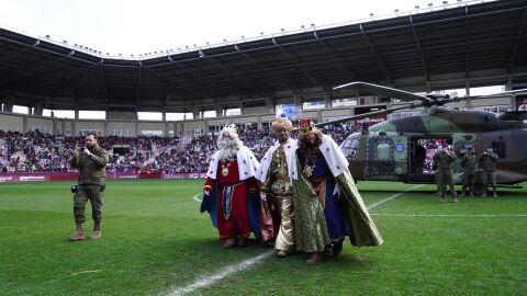 SS.MM. los Reyes Magos aterrizando en Las Gaunas