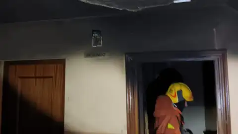 Imagen del incendio en una vivienda de Ayora (Valencia) facilitada por el Consorcio provincial de bomberos. Imagen del incendio en una vivienda de Ayora (Valencia) facilitada por el Consorcio provincial de bomberos.