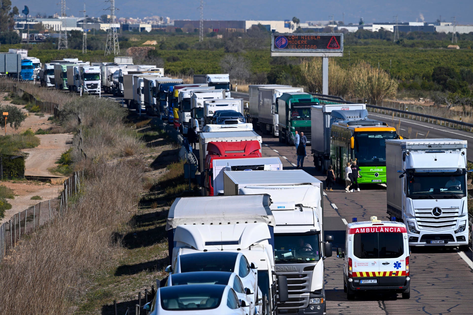 Un accidente con atrapados en la A-7 en Nules causa retención en sentido norte Un accidente con atrapados en la A-7 en Nules causa retención en sentido norte