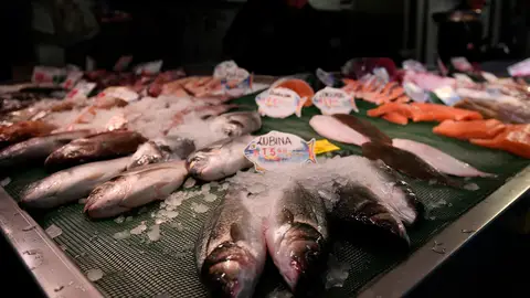 Lubina a la venta en el Mercado de Pere Garau en Palma de Mallorca Acuerdo pesquero de la UE: ligera alza de merluza, aumento de gallo y rape, pero con recortes en Gran Sol