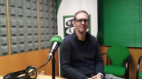 Andr&eacute;s Mart&iacute;nez, t&eacute;cnico superior en audiolog&iacute;a prot&eacute;sica y director t&eacute;cnico de &quot;&Oacute;ptica y Audiolog&iacute;a Mart&iacute;nez&quot; de Pontevedra.