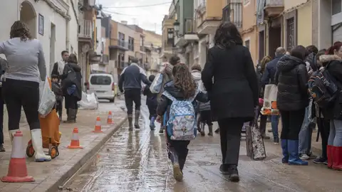 Una niña con su madre sale del colegio 'La Inmaculada', el primero en abrir tras la DANA. Una niña con su madre sale del colegio 'La Inmaculada', el primero en abrir tras la DANA.