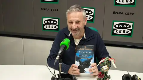 Paco Toledo, autor de Memorias de una nube. Paco Toledo, autor de Memorias de una nube.