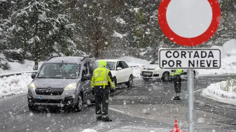 Imagen de archivo de una carretera cortada por fuertes nevadas. Imagen de archivo de una carretera cortada por fuertes nevadas.