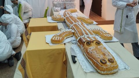 Alumnos del Centro integrado de FP de hosteler&iacute;a de Gij&oacute;n han elaborado un cocodrilo de 105 kilos