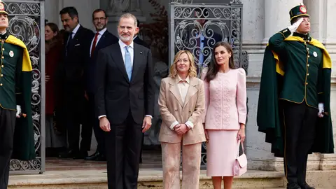 Los reyes Felipe y Letizia son recibidos por la primera ministra italiana, Giorgia Meloni Felipe VI reivindica la "solidez" de la relación con Italia y apuesta por trabajar juntos ante los desafíos actuales