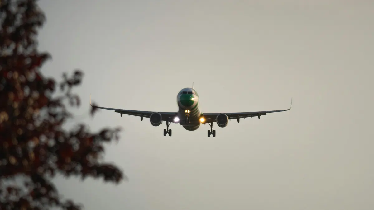 Un piloto explica los riesgos de no poner el modo avión en el móvil durante el vuelo | Onda Cero Radio
