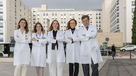 De izquierda a derecha: Paula Romano y María Gárate, coordinadoras de la Unidad Central de Ensayos Clínicos, y los doctores Anna Vilalta, María Rodríguez Ruiz e Ignacio Melero -investigador principal del ensayo-. De izquierda a derecha: Paula Romano y María Gárate, coordinadoras de la Unidad Central de Ensayos Clínicos, y los doctores Anna Vilalta, María Rodríguez Ruiz e Ignacio Melero -investigador principal del ensayo-.