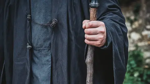 Imagen creada por la Inteligencia Artificial simulando a un mago estilo el mago Merlín Imagen creada por la Inteligencia Artificial simulando a un mago estilo el mago Merlín