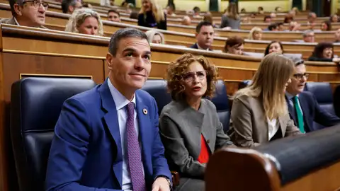 El presidente del Gobierno, Pedro Sánchez, y la vicepresidenta primera, María Jesús Montero, en el Congreso. El presidente del Gobierno, Pedro Sánchez, y la vicepresidenta primera, María Jesús Montero, en el Congreso.