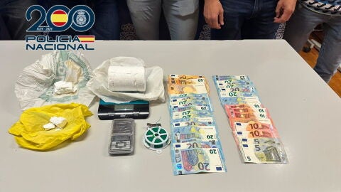 Coca&iacute;na, dinero y efectos incautados a los detenidos en Elche. 