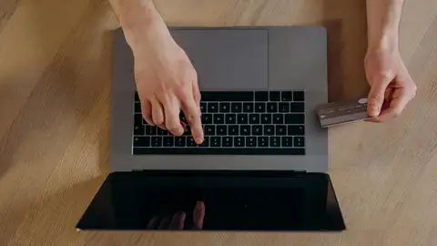 Cuidado con las transferencias a familiares: Hacienda multa a partir de esta cantidad Cuidado con las transferencias a familiares: Hacienda multa a partir de esta cantidad