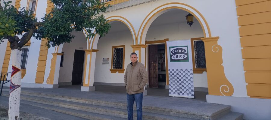 El alcalde de Rosal de la Frontera, Antonio Carlos Vázquez, a las puertas del Ayuntamiento.