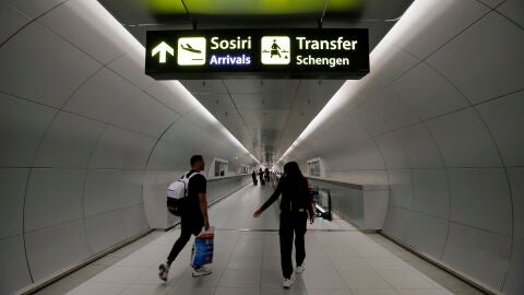 Imagen de un letrero informativo en el aeropuerto de Bucarest (Ruman&iacute;a)